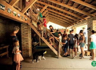 Hambarul cu Carte: Un loc de poveste într-o curte de la țară, creat în timpul unei vacanțe de vară FOTO&VIDEO