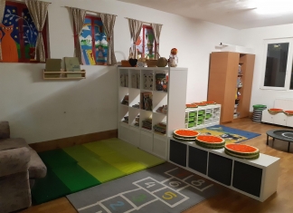 Loc de joacă creat pentru copii într-o școală din Timișoara. Andrada Mazilu a investit o parte din premiul Merito pentru amenajarea spațiului ”visat”