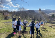 Îmbrăcați în straie de sărbătoare, copiii din Ruși dau viață, an de an, unui vechi obicei: ”Văruțele” VIDEO