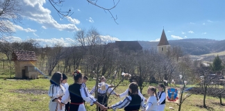 Îmbrăcați în straie de sărbătoare, copiii din Ruși dau viață, an de an, unui vechi obicei: ”Văruțele” VIDEO