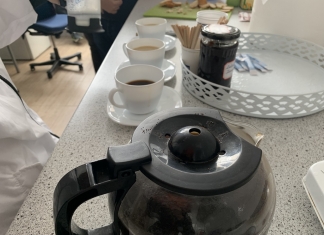 Cafenea pentru profesori, deschisă de elevi într-o școală specială din Capitală. O joacă a copiilor s-a transformat într-o „afacere” serioasă