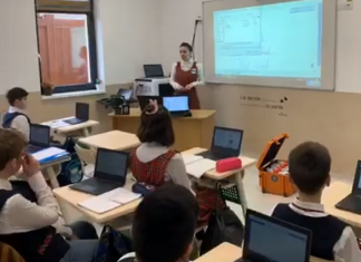 La școala smart de la Ciugud, cursurile se mută în online. O lecție demonstrativă, oferită de elevii și profesorii școlii VIDEO