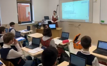 La școala smart de la Ciugud, cursurile se mută în online. O lecție demonstrativă, oferită de elevii și profesorii școlii VIDEO