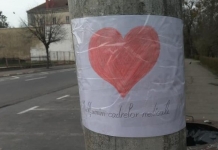 Un student din Sibiu lipeşte afişe pe stâlpi cu mesaje de mulțumire și de încurajare: „Orice gest micuţ contează în această perioadă dificilă”