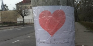 Un student din Sibiu lipeşte afişe pe stâlpi cu mesaje de mulțumire și de încurajare: „Orice gest micuţ contează în această perioadă dificilă”