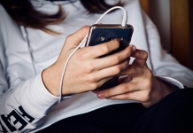 Daniel David, ministrul Educației: „Sunt pentru a controla educaţional telefoanele în şcoală. De ce să le interzic? Poţi să ai diverse reguli”