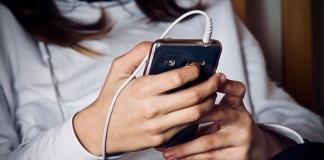 Daniel David cere un control riguros privind utilizarea telefoanelor în școli: Este o rușine să ai astfel de ore – profesorul este la clasă, iar copiii sunt pe telefon