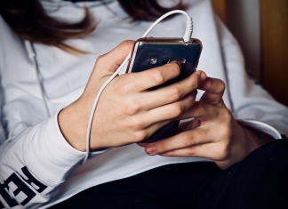 Daniel David cere un control riguros privind utilizarea telefoanelor în școli: Este o rușine să ai astfel de ore – profesorul este la clasă, iar copiii sunt pe telefon