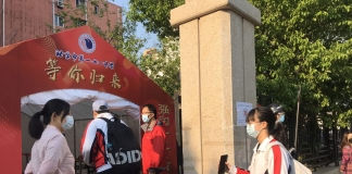 China: Elevii din ultimul an de liceu din Beijing şi Shanghai au revenit la cursuri. Ce măsuri au fost luate