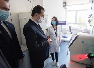 Premierul Ludovic Orban: Elevii care vor participa la pregătirile pentru examene vor putea sta în şcoală doar cu măşti de protecţie