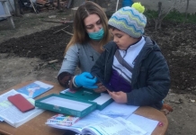 O învățătoare din Mehedinți a făcut posibilă școala online pentru toți elevii din clasă. Elisabeta Păcuraru a dus o tabletă fiecărui copil acasă FOTO