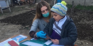 O învățătoare din Mehedinți a făcut posibilă școala online pentru toți elevii din clasă. Elisabeta Păcuraru a dus o tabletă fiecărui copil acasă FOTO