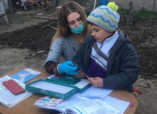 O învățătoare din Mehedinți a făcut posibilă școala online pentru toți elevii din clasă. Elisabeta Păcuraru a dus o tabletă fiecărui copil acasă FOTO