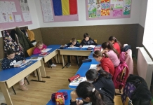 La Rudeni, lângă București, 11 copii de clasa a IV-a fac școala pe telefon. Învățătorul a strâns bani pentru a le cumpăra tablete FOTO UPDATE
