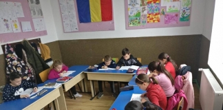 La Rudeni, lângă București, 11 copii de clasa a IV-a fac școala pe telefon. Învățătorul a strâns bani pentru a le cumpăra tablete FOTO UPDATE