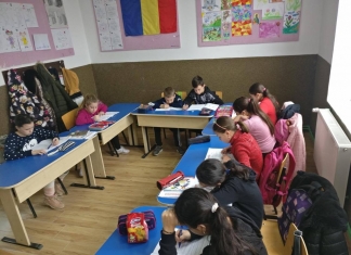 La Rudeni, lângă București, 11 copii de clasa a IV-a fac școala pe telefon. Învățătorul a strâns bani pentru a le cumpăra tablete FOTO UPDATE