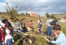 Bucuria copiilor când ”doamna” vine în sat cu creioane și caiete. Învățătoarea predă într-o școală Waldorf și își ajută elevii să scrie povești de acasă