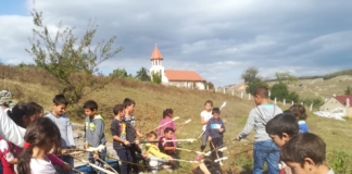 Bucuria copiilor când ”doamna” vine în sat cu creioane și caiete. Învățătoarea predă într-o școală Waldorf și își ajută elevii să scrie povești de acasă