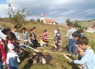 Bucuria copiilor când ”doamna” vine în sat cu creioane și caiete. Învățătoarea predă într-o școală Waldorf și își ajută elevii să scrie povești de acasă