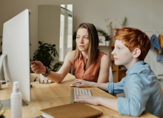 Studiu SuperTeach: Părinții cu copii preșcolari și în clasele primare, cei mai afectați de mutarea școlii în mediul online