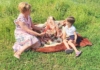 Elevi premiați pe ulițele din sat. Imagini din Botoșani, cu o învățătoare și o profesoară care au mers acasă la copii FOTO