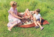 Elevi premiați pe ulițele din sat. Imagini din Botoșani, cu o învățătoare și o profesoară care au mers acasă la copii FOTO