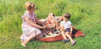 Elevi premiați pe ulițele din sat. Imagini din Botoșani, cu o învățătoare și o profesoară care au mers acasă la copii FOTO