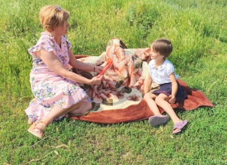 Elevi premiați pe ulițele din sat. Imagini din Botoșani, cu o învățătoare și o profesoară care au mers acasă la copii FOTO