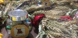 Borcanul cu răvașe, cel mai frumos dar la sfârșit de clasa a II-a. Elevii învățătoarei Sorina Iacob și-au primit premiile acasă FOTO