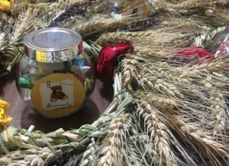 Borcanul cu răvașe, cel mai frumos dar la sfârșit de clasa a II-a. Elevii învățătoarei Sorina Iacob și-au primit premiile acasă FOTO