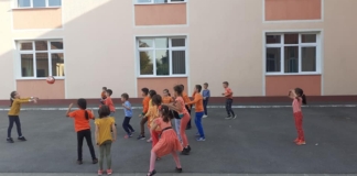 Cea mai frumoasă experiență din clasa I: Ziua cu surprize, în care copiii au creat, au învățat și s-au îmbrăcat în culorile curcubeului FOTO