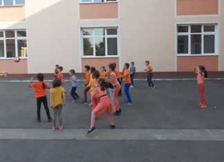 Cea mai frumoasă experiență din clasa I: Ziua cu surprize, în care copiii au creat, au învățat și s-au îmbrăcat în culorile curcubeului FOTO
