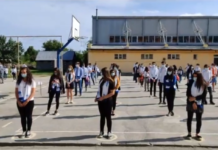Festivitate de absolvire pe terenul de sport, cu măşti şi păstrând distanţa: „Este o absolvire aparte, pentru o generaţie aparte” VIDEO