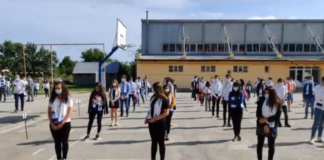 Festivitate de absolvire pe terenul de sport, cu măşti şi păstrând distanţa: „Este o absolvire aparte, pentru o generaţie aparte” VIDEO