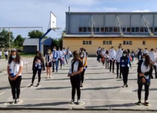 Festivitate de absolvire pe terenul de sport, cu măşti şi păstrând distanţa: „Este o absolvire aparte, pentru o generaţie aparte” VIDEO
