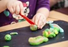 Înscrierile la grădiniță și creșă pentru anul școlar 2025-2026 vor începe pe 26 mai. Reînscrierile, în perioada 19-23 mai – calendar aprobat
