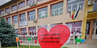 „Ne este tare dor de voi!”, bannerul afișat de profesori pentru elevi într-o școală din Timiș: „Sunt foarte fericiți pentru că ne gândim la ei” FOTO