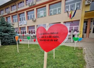 „Ne este tare dor de voi!”, bannerul afișat de profesori pentru elevi într-o școală din Timiș: „Sunt foarte fericiți pentru că ne gândim la ei” FOTO