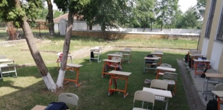 Profesorul care inventează metode pentru a face ora de română mai atractivă. Ce au învățat elevii când proful a venit cu scândura în clasă