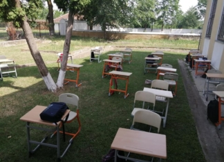 Profesorul care inventează metode pentru a face ora de română mai atractivă. Ce au învățat elevii când proful a venit cu scândura în clasă