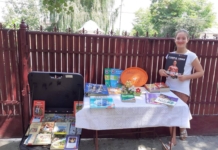 Ana, elevă în clasa a VI-a, a construit o minibibliotecă în fața casei pentru copiii din sat care nu-și pot cumpăra o carte FOTO