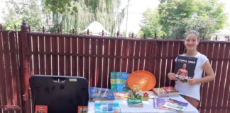 Ana, elevă în clasa a VI-a, a construit o minibibliotecă în fața casei pentru copiii din sat care nu-și pot cumpăra o carte FOTO