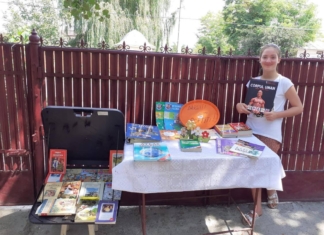 Ana, elevă în clasa a VI-a, a construit o minibibliotecă în fața casei pentru copiii din sat care nu-și pot cumpăra o carte FOTO