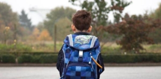 O întâmplare de pe Bulevard, în timpul vacanței de vară: Cu ghiozdanul în spate, un copil se joacă de-a școala