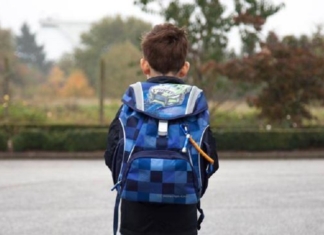 O întâmplare de pe Bulevard, în timpul vacanței de vară: Cu ghiozdanul în spate, un copil se joacă de-a școala