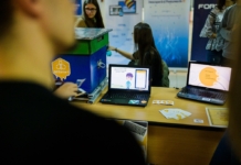 Șase liceeni au creat o aplicație prin care vor să ajute copiii bolnavi, care nu pot merge la școală, să continue învățarea de acasă