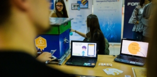 Șase liceeni au creat o aplicație prin care vor să ajute copiii bolnavi, care nu pot merge la școală, să continue învățarea de acasă