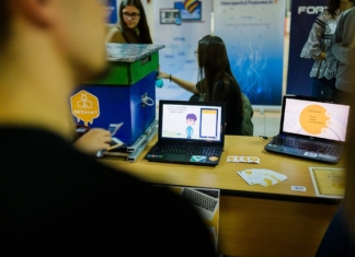 Șase liceeni au creat o aplicație prin care vor să ajute copiii bolnavi, care nu pot merge la școală, să continue învățarea de acasă