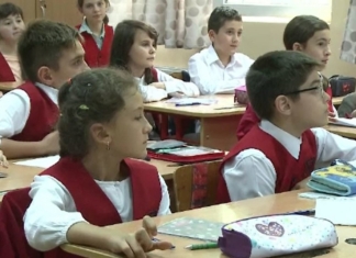 Proiect adoptat în Senat: 350 de lei, acordați anual fiecărui elev pentru uniforma școlară