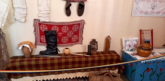 Un mic muzeu amenajat în școală, cu obiecte vechi strânse din sat. În locul special creat de doi învățători, se țin ore de istorie și chiar de română
